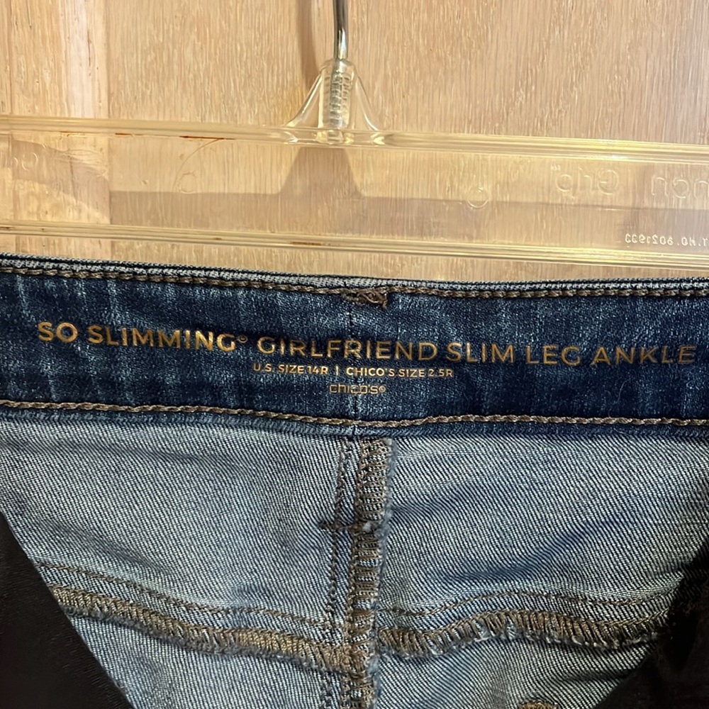 🌺 Chico’s So Slimming Girlfriend Slim Leg Ankle Destructed Jeans - Picture 5 of 6